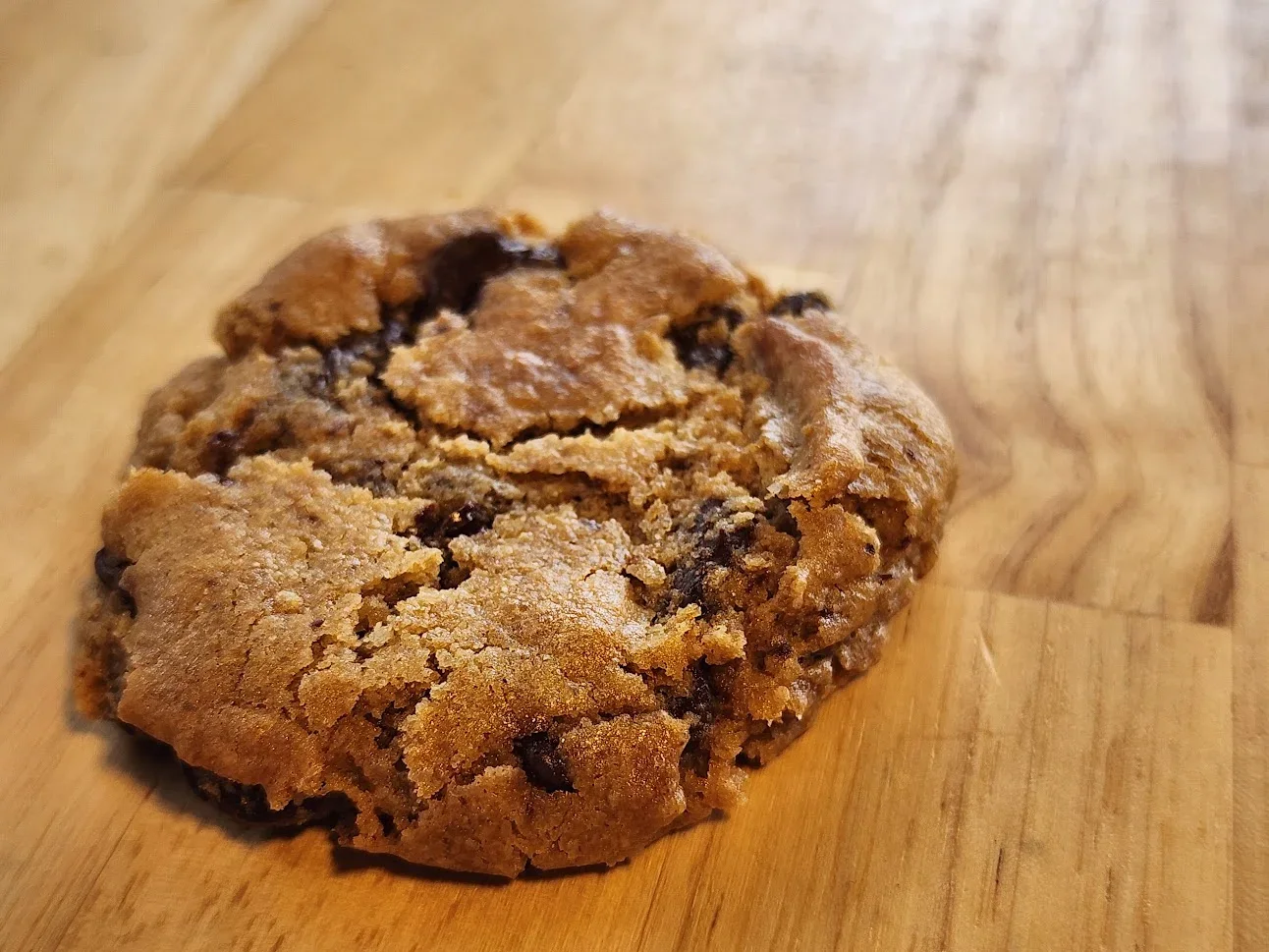 Galleta artesanal con trozos de chocolate