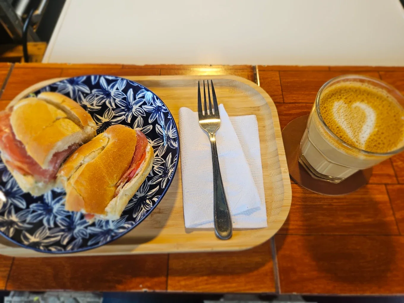 Sándwiches y café servidos en la cafetería